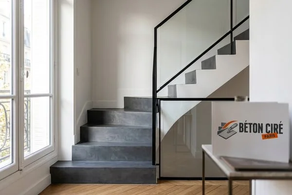 Escalier rénové en béton ciré gris anthracite
